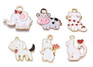 24 vedhæng med hvide dyr - 4 af hver.